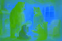 Ricitos de Oro se arrodilla ante los tres osos, pidiendo disculpas en el interior de la acogedora cabaña.