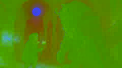 La bestia que emerge en un salón iluminado por la luna enfrenta a un comerciante asustado que sostiene una rosa roja.