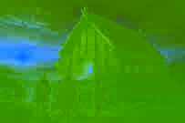 Beowulf y sus guerreros de pie frente a la gran sala de madera de Heorot bajo un cielo iluminado por la luna.