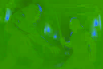 Beowulf y Grendel luchan en un feroz combate bajo la luz de las antorchas en el salón de Heorot.