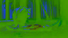 Sam yace inmóvil en el suelo del bosque mientras un oso le olfatea, creando un momento intenso y lleno de suspense.