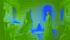 Una figura fantasmal del siglo XIX, vestida con ropas desgastadas, se enfrenta a una mujer decidida junto a un fuego parpadeante en medio de una tormenta.