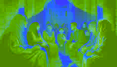 Os aldeões se reuniram em um pátio ensolarado, engajando-se em diálogos sinceros, unindo-se para superar preconceitos do passado.