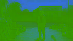 Gordon practica su imitación de abeja bajo una farola, con las sombras extendiéndose por el lote de la ferretería.