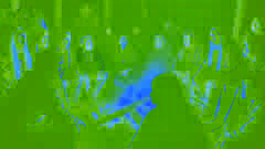 Les anciens du village sont assis autour d'un feu pendant la nuit, discutant des signes du Skinwalker alors que des ombres dansent autour d'eux.