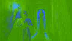 Maria se tient tremblante dans son foyer faiblement éclairé, serrant un chapelet dans ses mains, tandis que l'ombre d'El Silbón se dessine sur le mur.