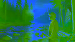 Un anciano Liam se encuentra junto a la ribera al atardecer, sosteniendo su hacha y reflexionando sobre su vida de honestidad.