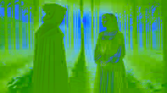 Leona habla con un misterioso extraño en un claro del bosque medieval al anochecer, donde las largas sombras de los árboles se alargan.
