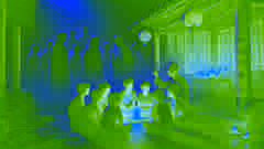 Un anciano cuenta historias de fantasmas a los niños bajo un cielo nocturno brumoso, con figuras sombrías cerca de un altar ardiente en el fondo.