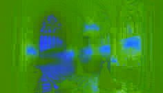 Intérieur d'une chapelle ombragée avec deux sœurs et une seule chandelle vacillante.