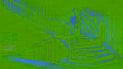 Eleanor, angustiada, se encuentra en la cima de una gran escalera en Hill House, aferrándose al pasamanos mientras sombras se proyectan en las paredes.