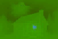 Figura espectral flotando sobre el techo de una cabaña dormida, con ojos que brillan intensamente.