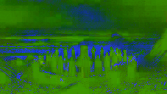 Ceremonia cultista en la orilla de Innsmouth con figuras encapuchadas y antorchas
