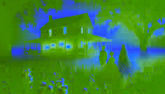 La familia Bell enfrentándose a una figura espectral de bruja en su porche al amanecer, en una alborada neblinosa en Alabama.