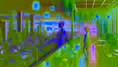 Lia e A.R.I.A. observando Neural City ao anoitecer