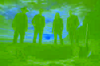 Equipo de arqueología excavando un viejo baúl bajo las dunas en Crystal Beach