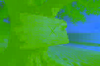 Mapa hecho con madera desgastada clavado a una encina de la duna en Crystal Beach