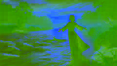 Una mujer se encuentra junto a un río tranquilo al atardecer, con los brazos levantados ligeramente, rindiéndose al apacible fluir de la vida.