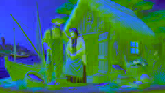 El pescador y su esposa frente a su viejo cobertizo, luciendo humildes y reflexivos.