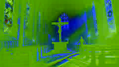 In einer verlassenen Kirche steht ein Kreuz mit einem Tierkopf am Altar, während ein Mann und eine Frau entsetzt davorstehen.
