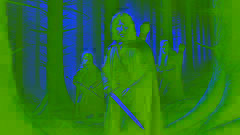 Aragorn, Legolas e Gimli avançam cautelosamente por uma floresta sombria, prontos para os perigos que se escondem à sua volta.