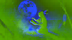 Ella-Que-Está-Sola en una colina bajo la luz de la luna, realizando un sacrificio con su muñeca.