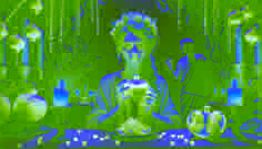 Perséphone tient une grenade dans une salle de banquet à la lumière tamisée, tandis qu'Hadès l'observe attentivement depuis l'ombre.