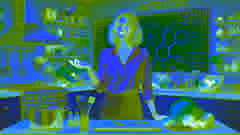 Elizabeth Zott en el set de su programa de cocina, de pie en una cocina iluminada con fórmulas científicas en una pizarra.