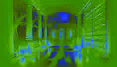 Biblioteca tenuemente iluminada con estanterías llenas de libros antiguos y una silueta fantasmal flotando cerca de una ventana arqueada.
