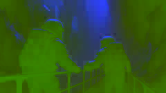 Investigadores descend por una escalera en espiral iluminada, tallada en la fisura de hielo de Ganímedes.