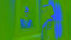 El reflejo de una mujer sonriéndole de manera grotesca en un espejo.