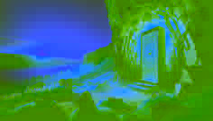 Intérieur de la chambre de basalte au-delà de la porte dorée à l'aube