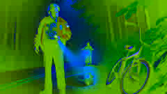 El Jefe Jim Hopper investiga la desaparición de Will Byers, iluminando con una linterna un camino brumoso al lado de una bicicleta abandonada.