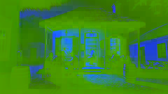 Dentro de una taberna argentina tenuemente iluminada, Juan Dahlmann se sienta solo cerca de una ventana, percibiendo una atmósfera tensa.