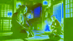 El comerciante se sienta junto a la hoguera en una posada tradicional japonesa, escuchando al posadero explicar la leyenda.