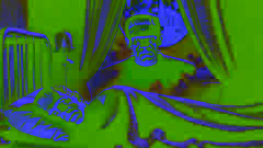 A criatura se ergue sobre a cama de Frankenstein, observando-o enquanto a luz da lua filtra pela janela.
