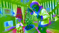 El Grinch se encuentra con Cindy-Lou Who, que lo observa con curiosidad, mientras él sostiene un árbol de Navidad a medio meter en su saco.