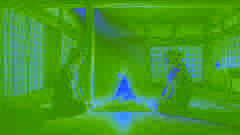 Minokichi y Oyuki se sientan junto a una chimenea tenue; el rostro de Oyuki es pálido y triste mientras comparten una conversación tensa.