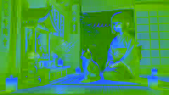 Ayame se arrodilla junto a un altar familiar en la noche, mientras Tama, su gato, la observa a su lado.