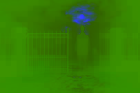 Figura fantasmal borrosa de noche, de pie cerca de la antigua puerta de un cementerio.