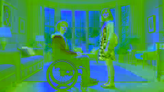 Louisa Clark se encuentra nerviosa al conocer a Will Traynor en su silla de ruedas en una lujosa sala de estar, mostrando determinación.