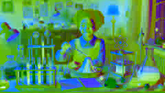 Ada Twist en su laboratorio casero, con un experimento de volcán burbujeante, observando atentamente.