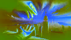 Un turista en la terraza del Empire State Building grabando con el teléfono un video inestable de una moneda que cae.