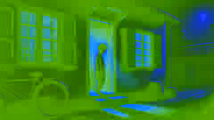 Un niño se encuentra en la puerta de su casa, tranquila y débilmente iluminada, reflexionando sobre su desilusión tras el bazar.