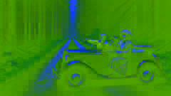 El auto vintage de la familia se detiene en un camino de tierra mientras la abuela señala hacia el oscuro bosque que tienen por delante.