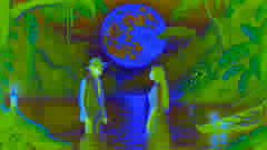 Antonio revela su verdadera identidad a María junto al iluminado río Amazonas, bajo la mística luz de la luna llena.