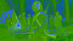 Davy Crockett como soldado durante la Guerra de 1812, en pie con determinación en un denso bosque del sur.