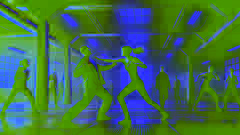 Tris bloquea un golpe de un oponente más grande durante el entrenamiento de combate de Dauntless, mientras otros iniciados observan la intensa escena.