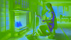 Yuki tejiendo en un telar cerca de la chimenea dentro de una casa tradicional japonesa.
