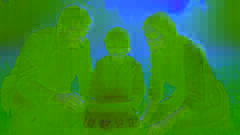 Una familia descubre un antiguo caldero de hierro con misteriosos grabados rúnicos en un prado iluminado por el sol.